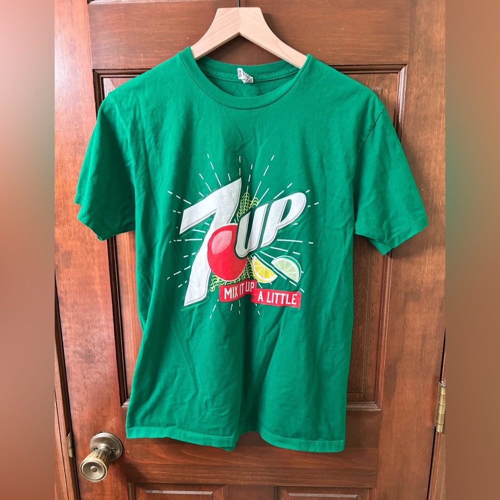 7-UP Brand Cute Kelly green graphic tee by Allstyle. Size M